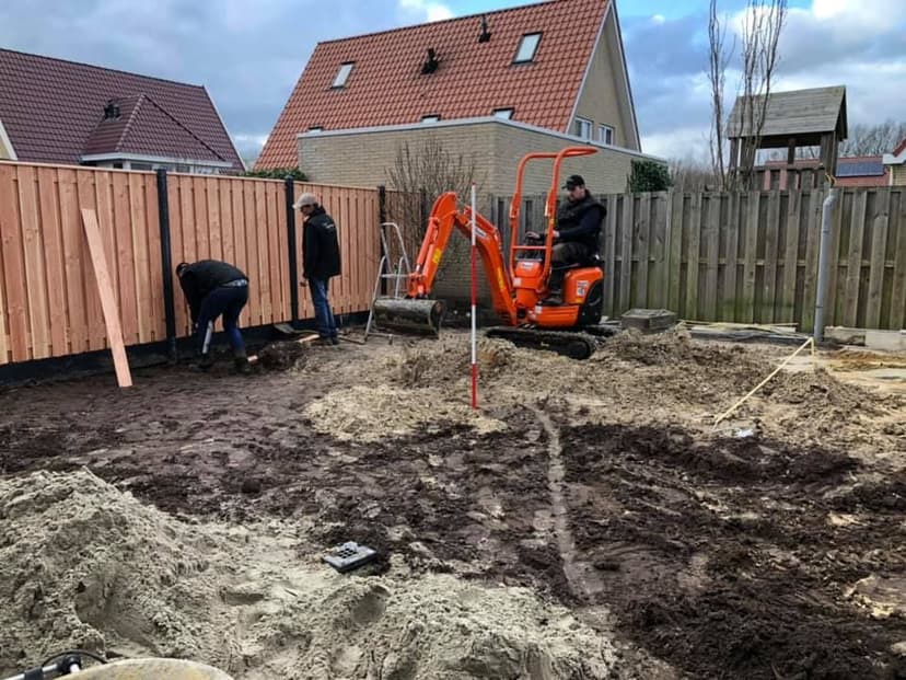 Drawstring top with elastic loop closure and textured interior padding.