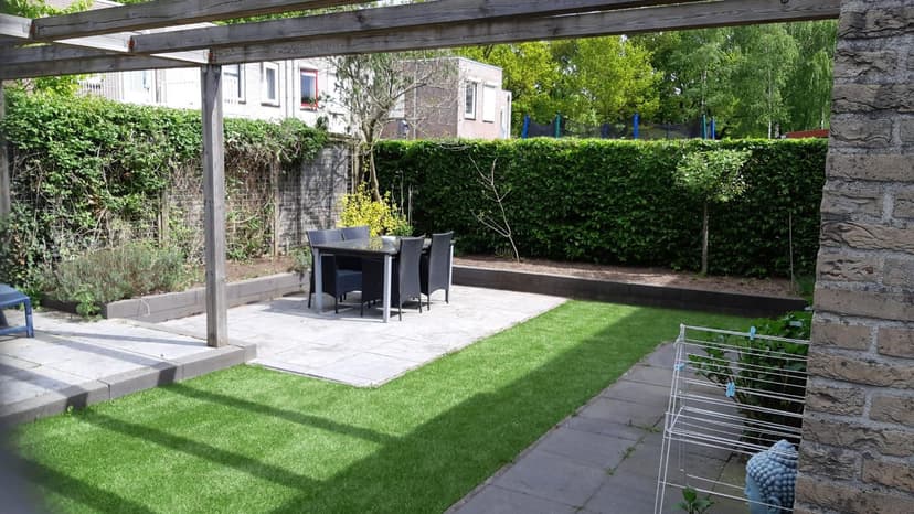 Drawstring top with elastic loop closure and textured interior padding.